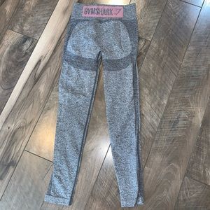 Gym shark leggings